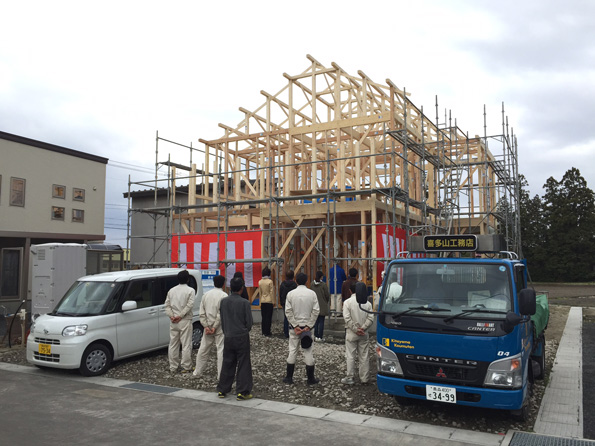 柱立てをおこないました。（平川市松崎）