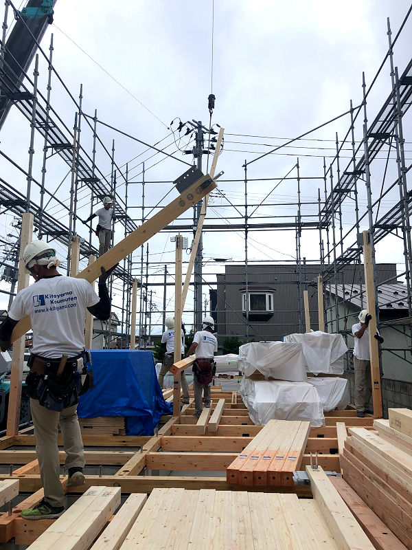 柱立てを行いました。(弘前市亀甲町)