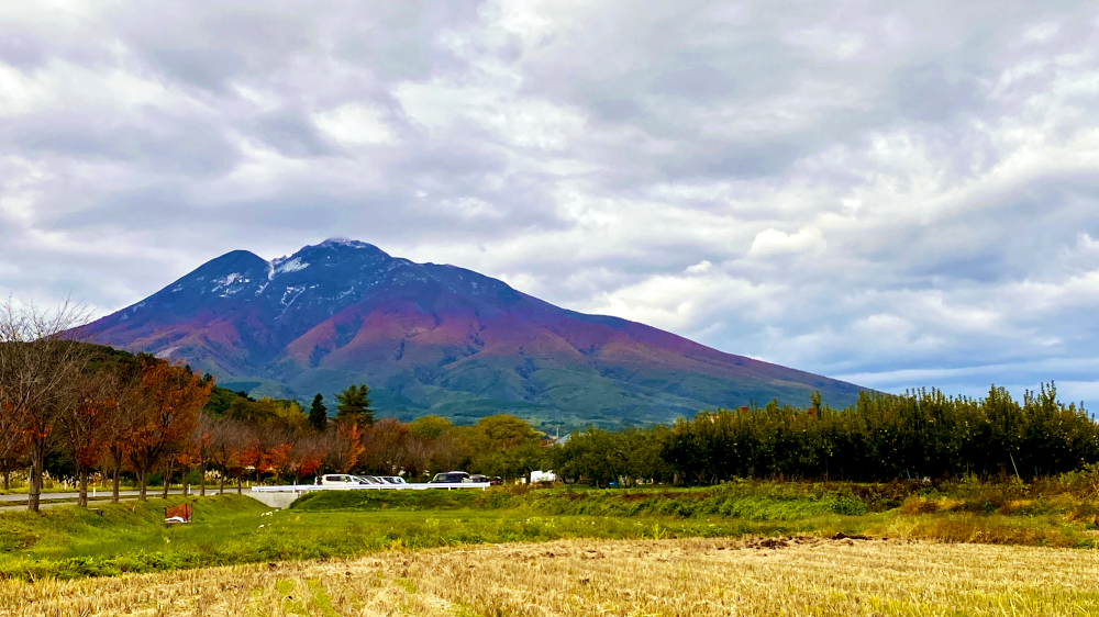 ただいま岩木山は白、紅、緑のTRIO COLOR