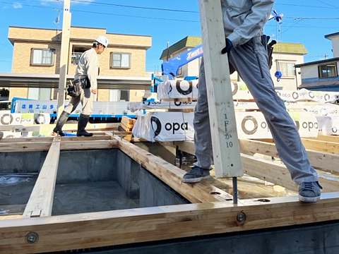 平屋の柱立てを行いました。(弘前市三岳町)